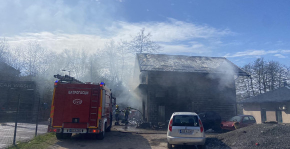 Избио пожар у радњи у Источном Новом Сарајеву (ВИДЕО)