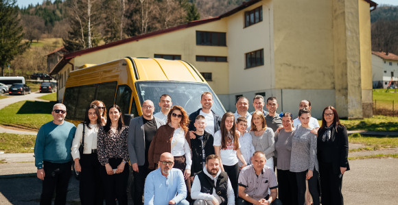 Stanivuković uručio kombi Udruženju "Zagrljaj" iz Istočnog Sarajeva