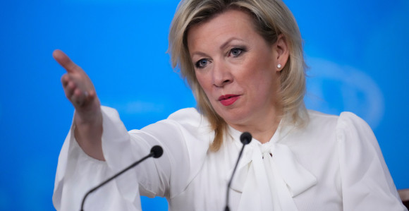 Drama na pomolu: Zašto je Zaharova optužila Klintonovu?