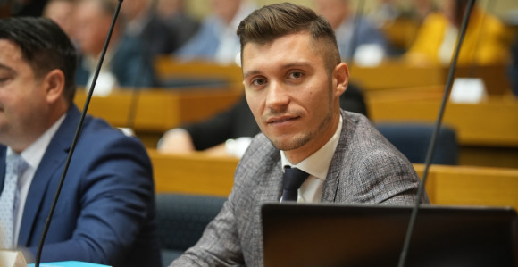 Vlast podilazi firmama i uništava domaću proizvodnju