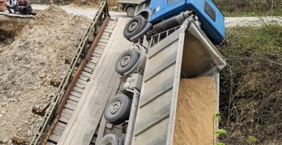 Urušio se most Banjice u momentu prelaska kamiona