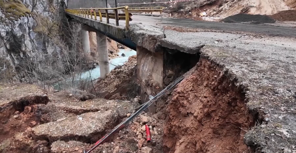 Lažna obećanja vlasti koja smo skupo platili: Obećali auto-puteve i jeftiniju struju, a dobili makadam i 50% skuplju struju!