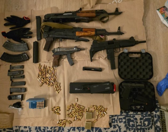 Uhapšena tri lica, pronađena velika količina oružja