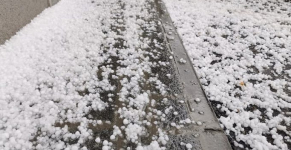 Снажно невријеме захватило Бихаћ: Лед прекрио улице