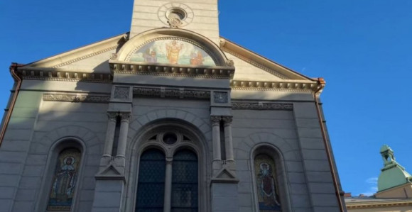 Razbijeno staklo na crkvi, na ogradu nabacane stolice