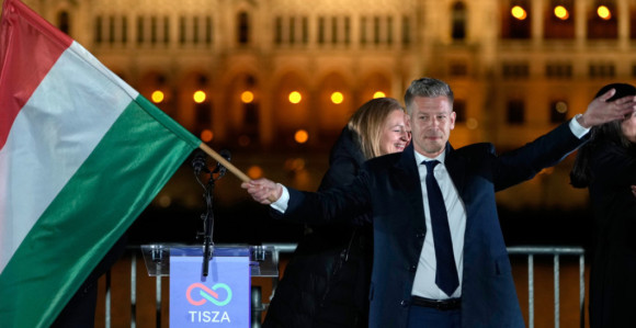 Kraj Orbanove ere: Peter Mađar vraća zastavu EU na parlament