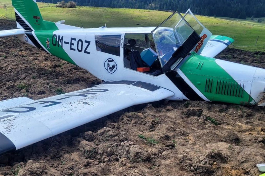 Mali avion iz Slovačke prinudno sletio na oranicu na Vlašiću