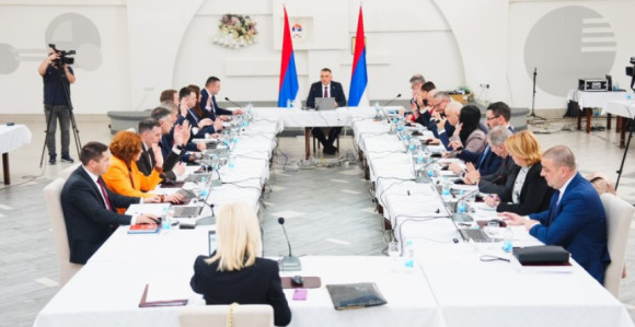 Predizborni cirkus u punom jeku: Obećava se asfalt, rasvjeta...