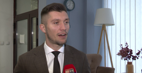 Када политика бира клијенте, кредити се не враћају