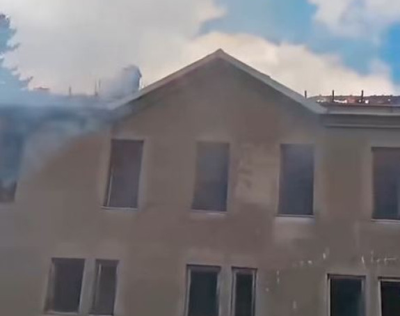 Požar na objektu nekadašnje kasarne kod Gacka