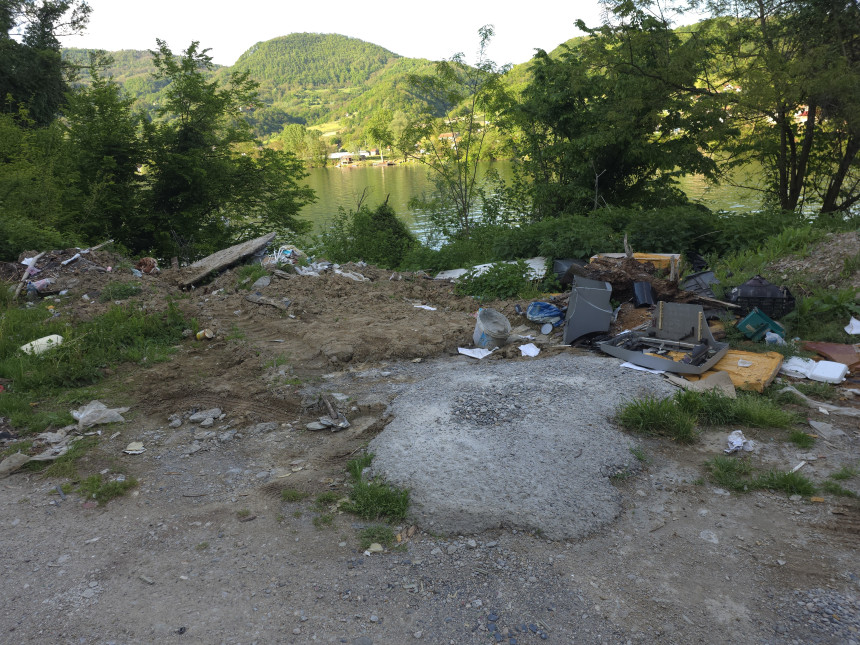 Divlja deponija uz Drinu ugrožava zdravlje i prirodu
