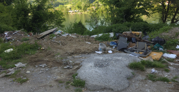 Divlja deponija uz Drinu ugrožava zdravlje i prirodu