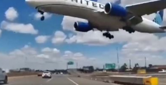 Avion pri slijetanju udario u kamion i stub (VIDEO)