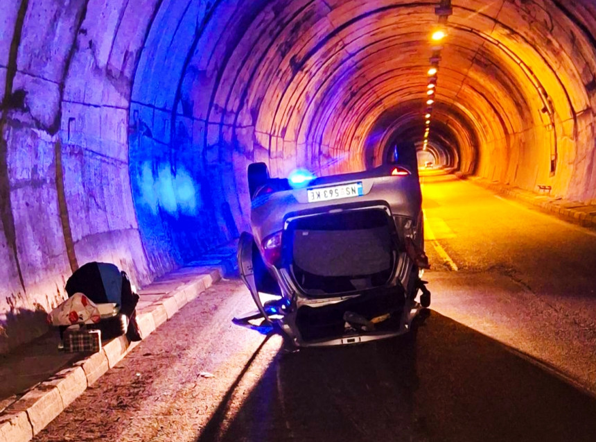 Višegrad: Vozilo završio na krovu, troje povrijeđeno
