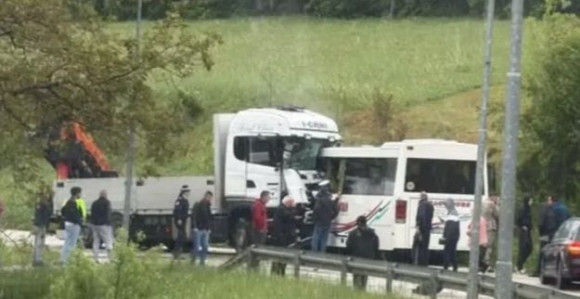 Poginuo vozač autobusa, deset osoba povrijeđeno