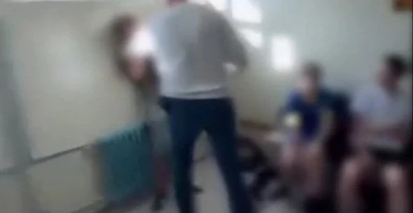 Uznemirujući video iz škole: Nastavnik tukao učenika