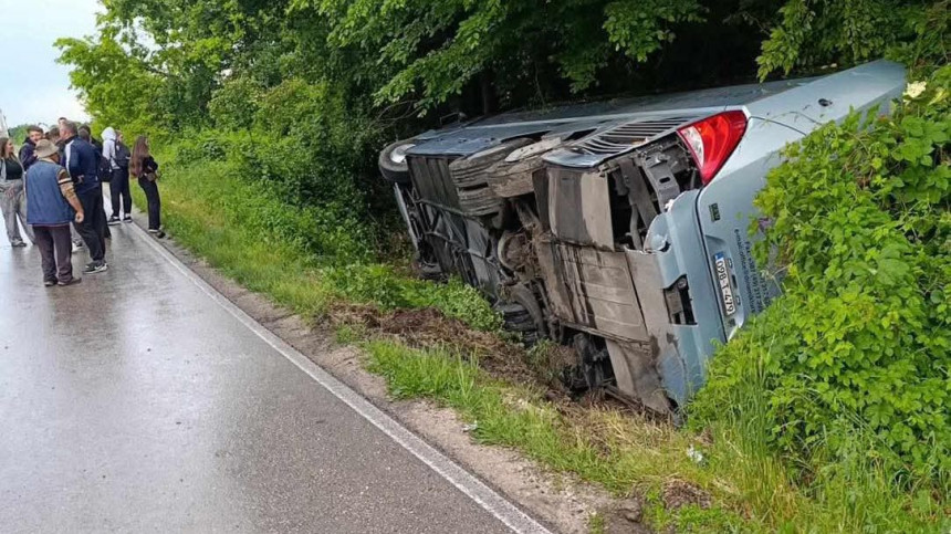 Teška nesreća na putu Brčko - Šamac, autobus se prevrnuo