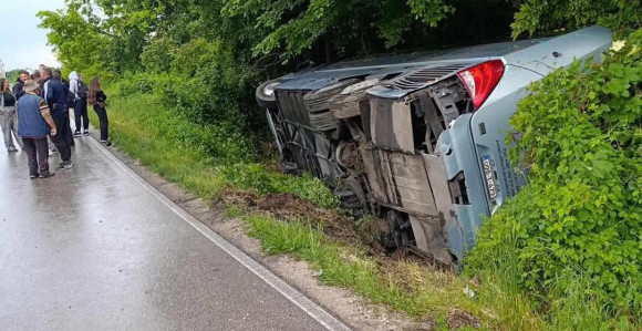 Teška nesreća na putu Brčko - Šamac, autobus se prevrnuo