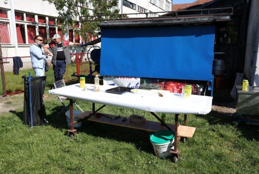 Bahatost SNSD-a: Slavio funkciju uz tele u dvorištu škole