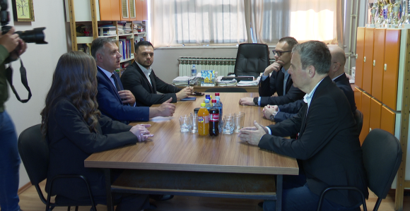 Голубовић у посјети школама у Бијељини са локалним СНСД-овцима