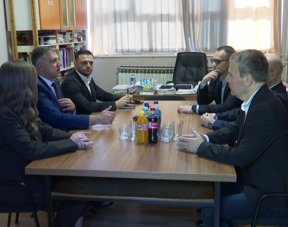 Golubović u posjeti školama u Bijeljini sa lokalnim SNSD-ovcima