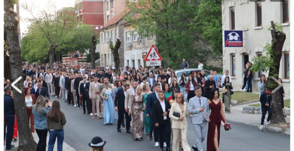 Mladost i ljepota svečano prošla ulicama Gacka