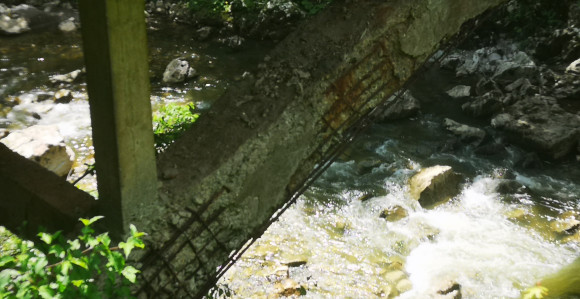 Most preko rijeke Drinjače u ruševnom stanju (FOTO)