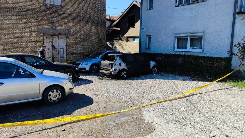 Izgorio automobil kod Vatrogasnog doma u distriktu Brčko