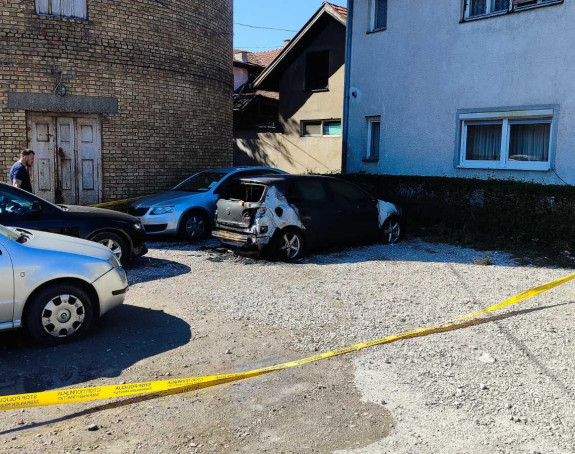 Izgorio automobil kod Vatrogasnog doma u distriktu Brčko