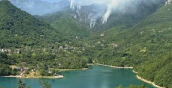 Požar u Jablanici: Angažovan i helikopter