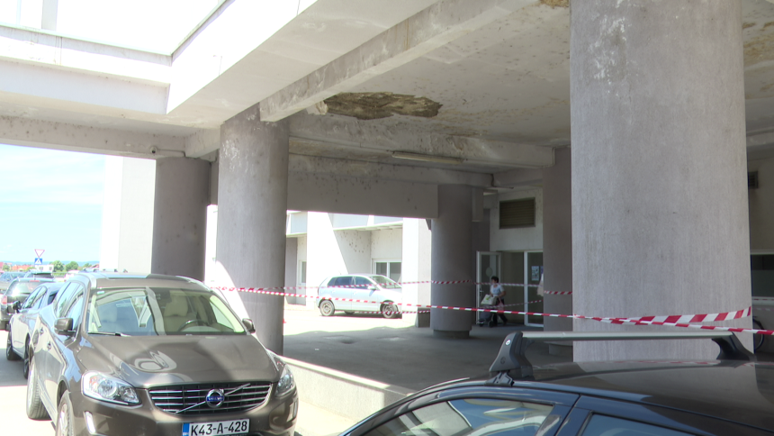 Urušio se dio plafona na parkingu UKC, oštećeno vozilo (FOTO)