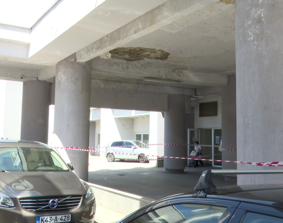 Urušio se dio plafona na parkingu UKC, oštećeno vozilo (FOTO)