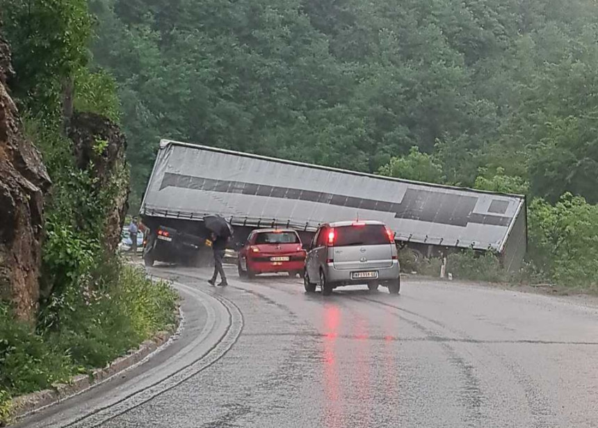Udes u Rogatici, kamionska prikolica visi pored puta