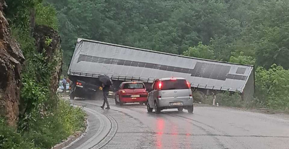 Udes u Rogatici, kamionska prikolica visi pored puta