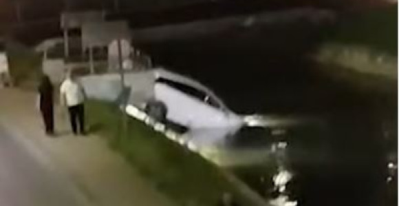 Bijeljina: Automobil sletio u kanal (VIDEO)