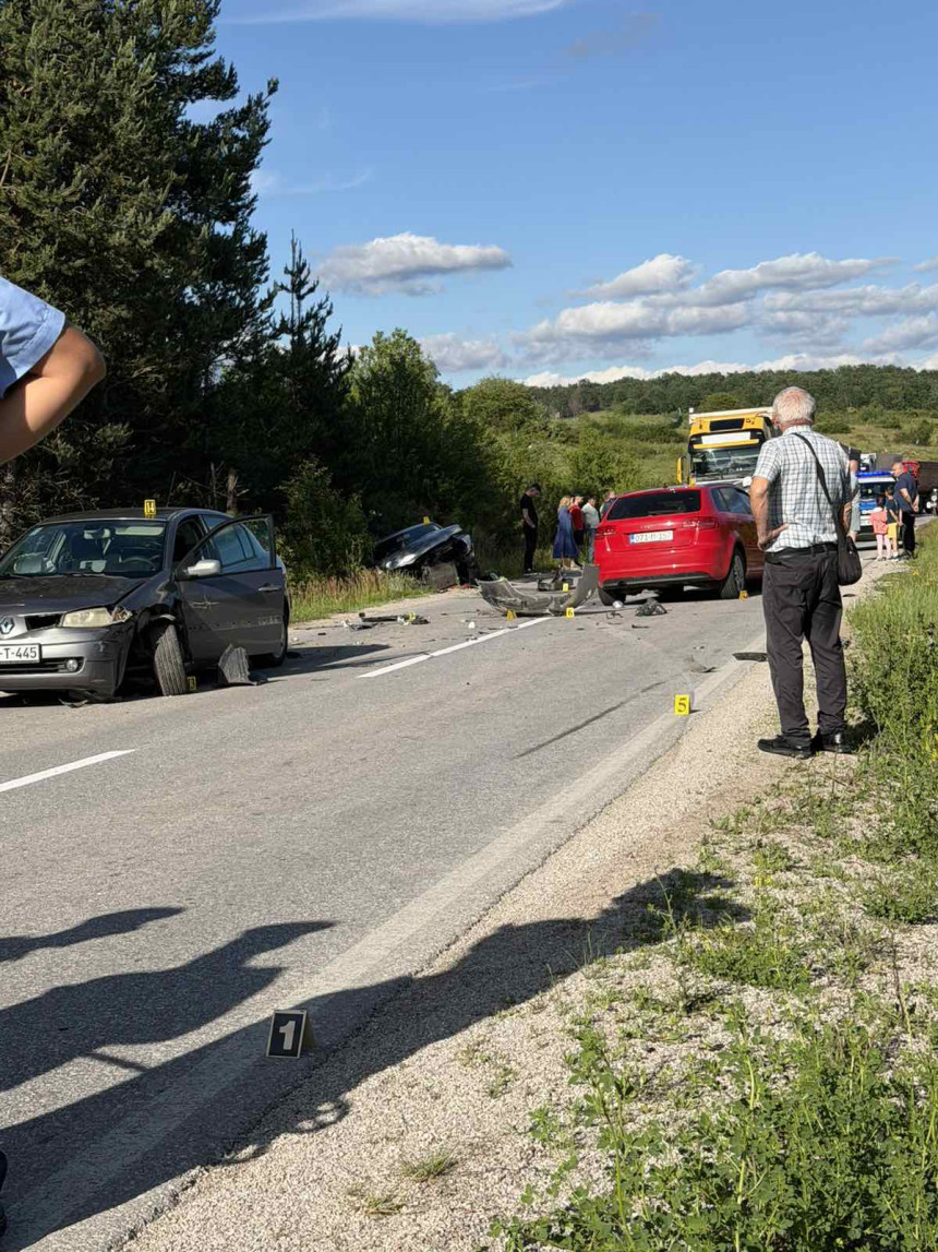 Blokiran saobraćaj kod Rogatice zbog sudara tri vozila