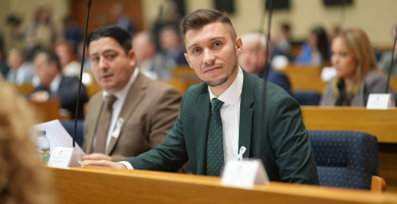 Djeci Srpske mrvice, poslanicima koji ćute 165.000 KM