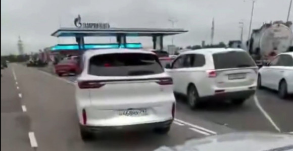 Непрегледне колоне због несташице горива у Русији (ВИДЕО)