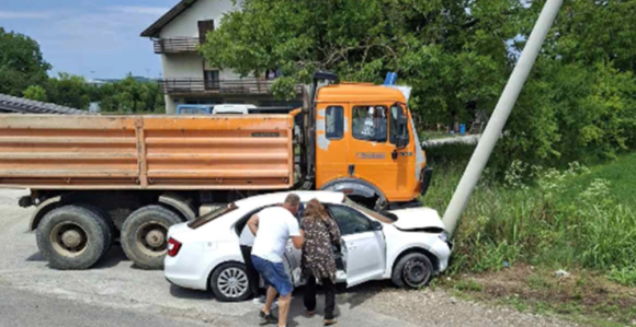 Удес у Лакташима, аутомобил ударио у бандеру