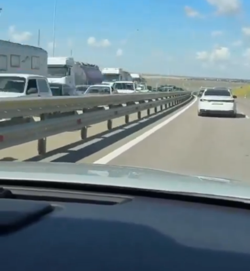 Kilometarske kolone na izlazu sa Krima, ljudi bježe (VIDEO)