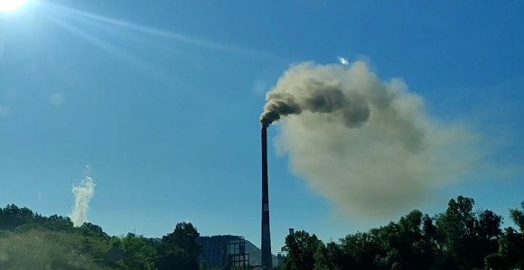 Gust i crn dim vijori se iznad TE Ugljevik