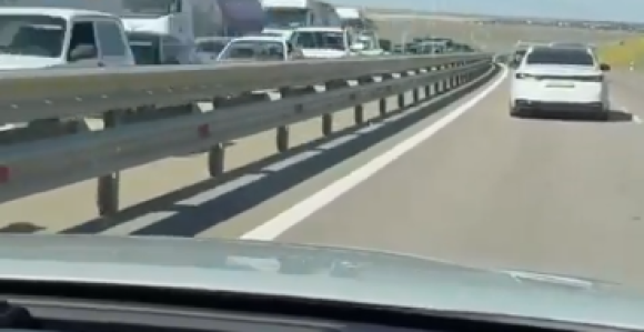 Kilometarske kolone na izlazu sa Krima, ljudi bježe (VIDEO)