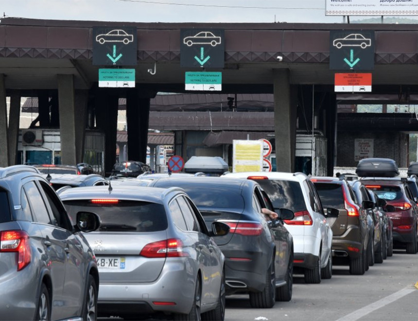 Strpljenje: Duge kolone vozila prema Hrvatskoj i Crnoj Gori