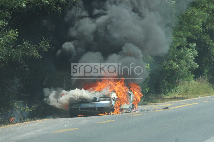 Na magistralnom putu kod Banjaluke gori autotomobil
