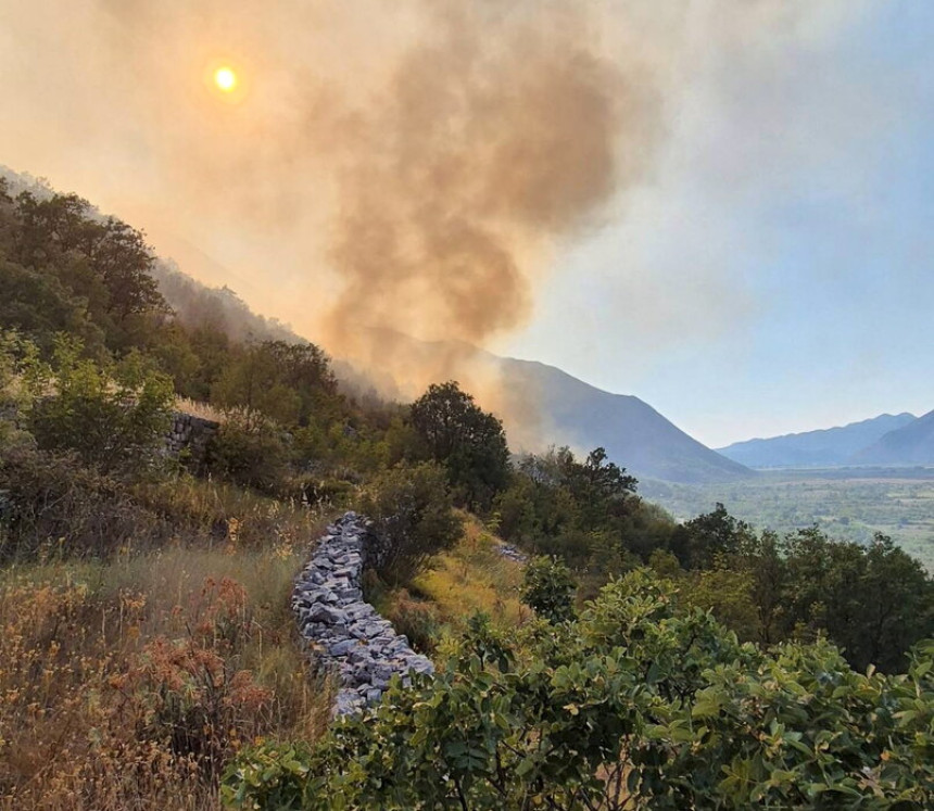 Teška noć za vatrogasce Trebinja zbog požara (VIDEO)