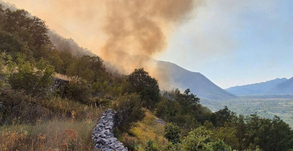 Teška noć za vatrogasce Trebinja zbog požara (VIDEO)