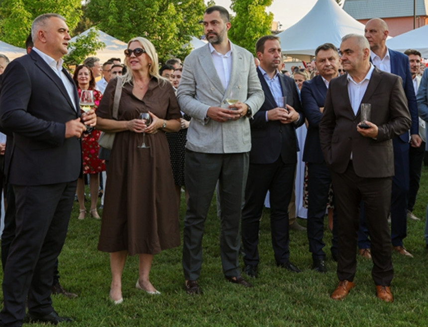 Kao u stara dobra vremena: Svi na okupu samo njega nema
