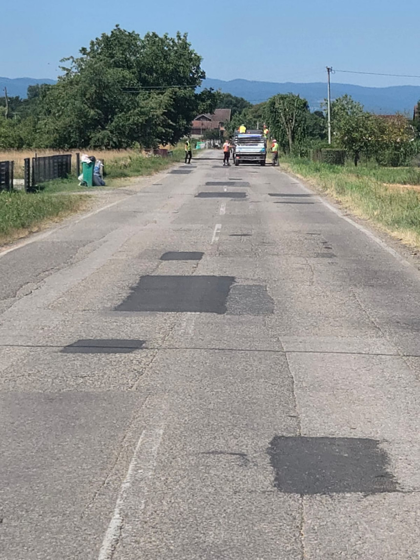 Na Minićevom vozilu pukla guma, "Putevi RS" odmah krpe rupe