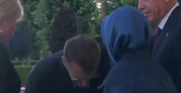 Makron pokušao da poljubi ruku Emine Erdogan (VIDEO)