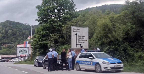Drama na Palama: Muškarac se popeo na drvo i odbija da siđe